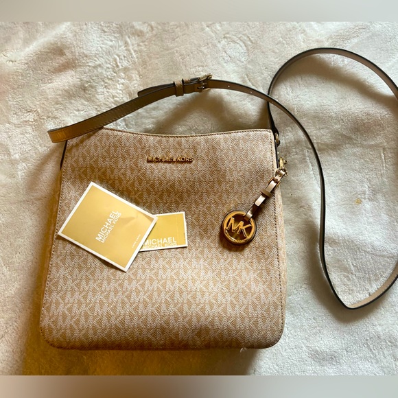 Michael Kors Jet Set Travel in Camel - Picture 4 of 7